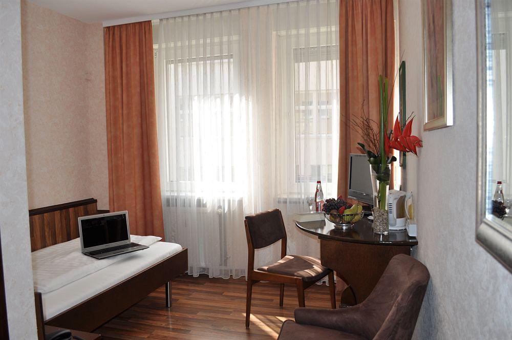 Hotel Astoria Francfort-sur-le-Main Extérieur photo